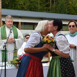 Margret Hofmann bedankt sich bei Anneliese Winter für 65 Jahre Orgelspiel in der Tobelbader Kirche