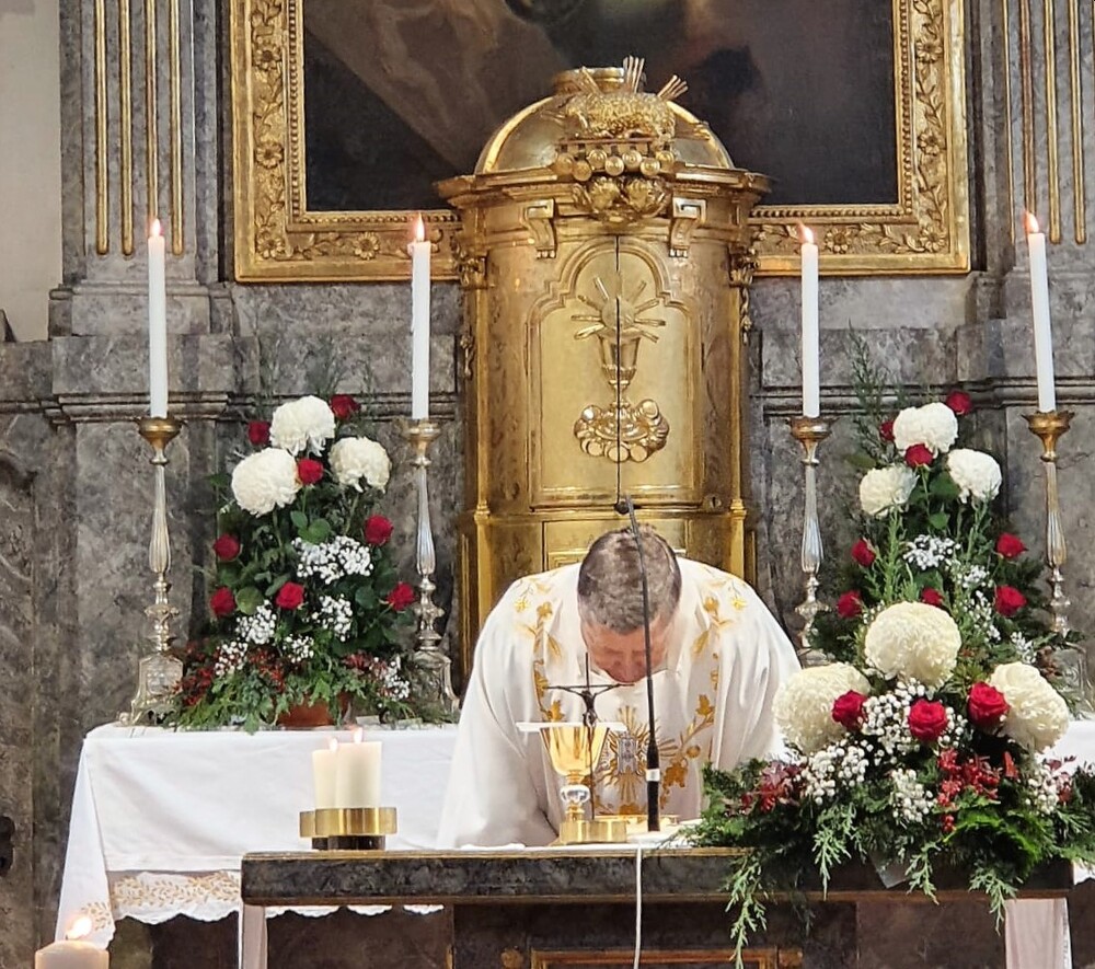 Allerheiligen in der Kirche mit Pfarrer Claudiu Budău und am Waldfriedhof