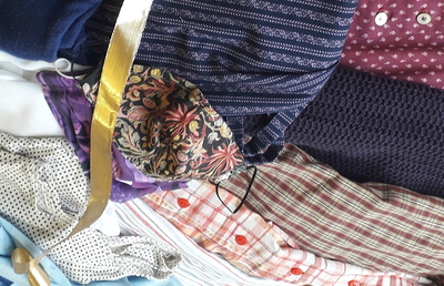 Aus alten Stoffen wird beim Workshop am 17. Mai eine neue Fahne gestaltet.