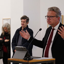 Er?ffnung des Spiegelgitterhauses Gleisdorf (Sammlung Wolf) durch B?rgermeister Christoph Stark, Landeshauptmann Christopher Drexler und Di?zesanbischof Wilhelm Krautwaschl.Laudatio: Walter Pr?gger,Einf?hrung in die Ausstellung 'WENDEZEITEN/ZEITENW