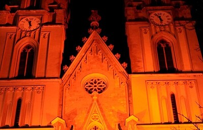 Auch die Stiftskirche in Admont leuchtet in Rot als Zeichen gegen die Christenverfolgung                            