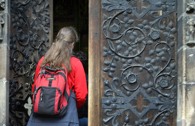 Für pastorale Aufgaben, Bautätigkeit und Personalkosten in den Pfarren, wird der überwiegende Anteil der Mittel (rund 60 %) verwendet.