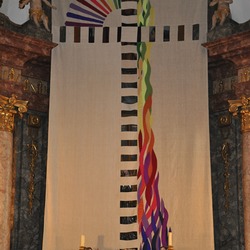 Die Künstlerin Helga Petz aus Dollrath hat im Jahre 2017 das Fastentuch künstlerisch gestaltet und selbst genäht. 