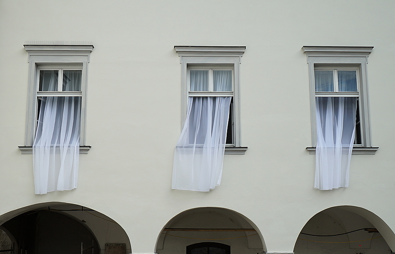 Nina Schuiki haucht mit Store (Windstoß) verleiht dem Gebäude schon von weitem sichtbar einen eigenen Atem.