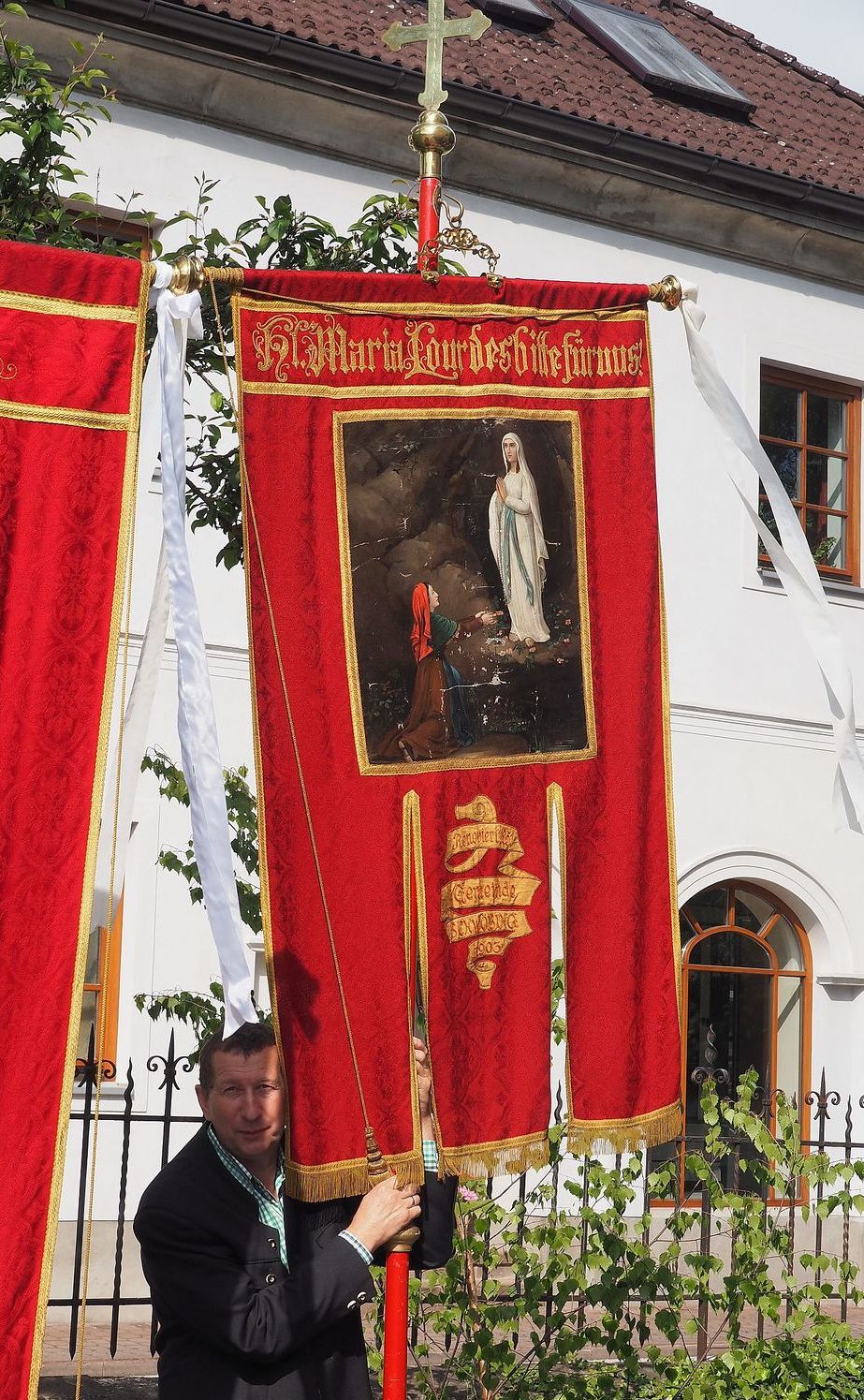 Große Fahne mit Heiligenbild in der Mitte (Maria Lourdes)         