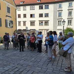 Vor dem Mausoleum mit GV