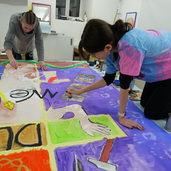 Das Fastentuch der Stationskaplanei Hönigtal wurde von den Firmlingen Anja Strableg und Lorenz Rath gestaltet.