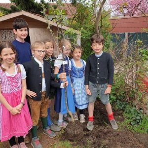 Die stolzen Schüler:innen der VS Waltendorf mit ihrem selbst gepflanzten Apfelbaum.