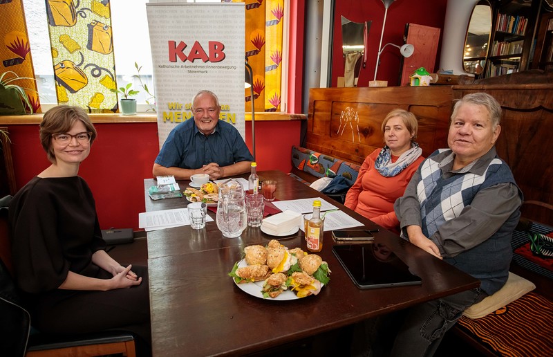 SONNTAGSBLATT, Gerd Neuhold Pressekonferenz der KAB mit Simona Durisowa, Sprecherin der IG24, KAB-Vorsitzendem Martin Hochegger und Klaus Katzianka, Leiter der Agentur Europflege in Leoben