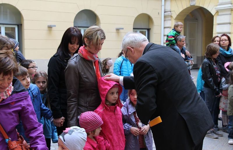 In vielen Pfarren ist es Brauch am 28. Dezember einen eigenen Kindersegen zu geben.