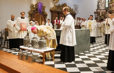Vor dem Weihegebet über den Chrisam haucht der Bischof über das Öl