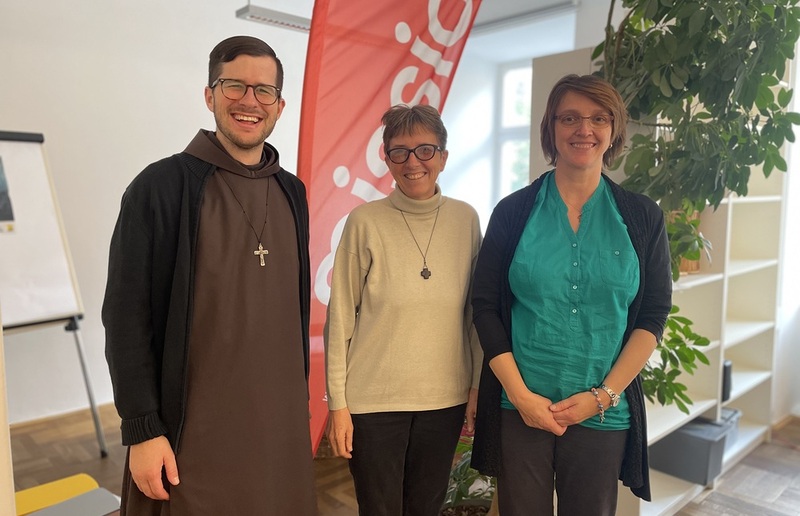 Katholische Kirche Steiermark Missio in der Diözese Graz-Seckau: Pater Niklas Müller mit Missionarin Schwester Brigitta Raith und Referentin Christine Hirschmann.