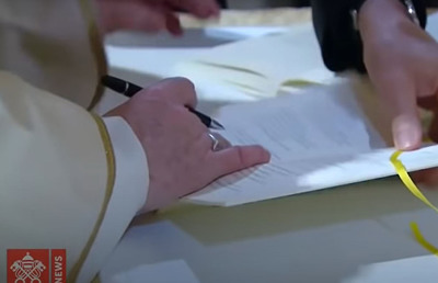 Papst Franzikus signiert seine dritte Enzyklika beim Grab des Hl. Franz von Assisi.