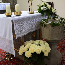 Das Altartuch dient in der christlichen Liturgie dazu, den Altar zu bedecken = Zeichen der Ehrfurcht, Schmuck und Schutz des Altars und der liturgischen Gefäße.