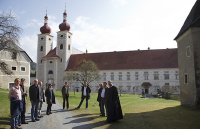 Klöster und Gemeinschaften in der Steiermark, wie z. B. Stift St. Lambrecht, laden ein zum 'Mitleben im Kloster', um Ruhe und Einkehr zu finden.