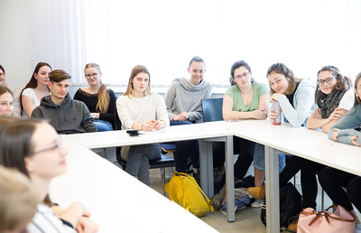 Rund 200 junge Menschen fanden sich beim Theotag im Universitätszentrum Theologie ein.