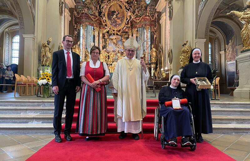 Dank an Generaloberin Sr. Marianne Schuh CCIM (rechts vom Bischof) und die Geschäftsführerin des Marienkrankenhauses Manuela Holowaty; Bitte um Segen für die neue Generaloberin Sr. Mirjam Schmedler CCIM (re. außen) und Bertram Gangl (links)