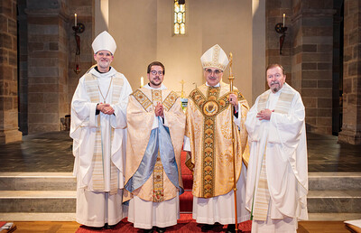 Priesterweihe 2022 in Seckau: Abt Johannes Fragner, Pater und Neupriester Benedikt, Diözesanbischof Wilhelm Krautwaschl, Generalvikar Erich Linhardt.