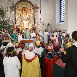 Zum Vaterunser versammelten sich alle Kinder rund um den Altar.