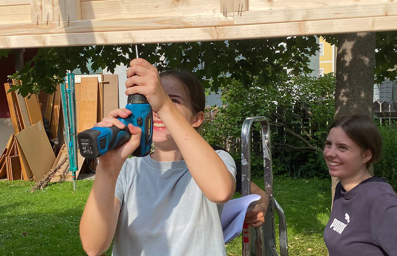 Fleißige Helfer / KK Zwei Handvoll Freiwillige brachten im August das Haus Rosalie der VinziWerke auf Vordermann.