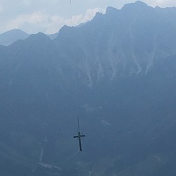 Am Himmelkogel im Triebental steht jetzt ein Gipfelkreuz, dass uns auf lange Zeit an das Jubiläum erinnern soll. Und daran (wie die Inschrift sagt), dass wir nicht allein sind.