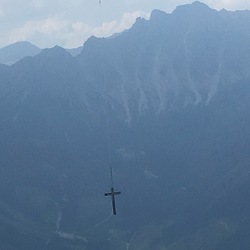 Am Himmelkogel im Triebental steht jetzt ein Gipfelkreuz, dass uns auf lange Zeit an das Jubiläum erinnern soll. Und daran (wie die Inschrift sagt), dass wir nicht allein sind.