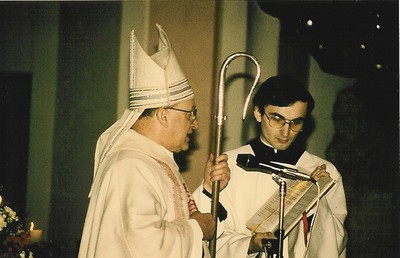 1989: Bischof Johann Weber mit seinem Zeremoniär Wilhelm Krautwaschl.