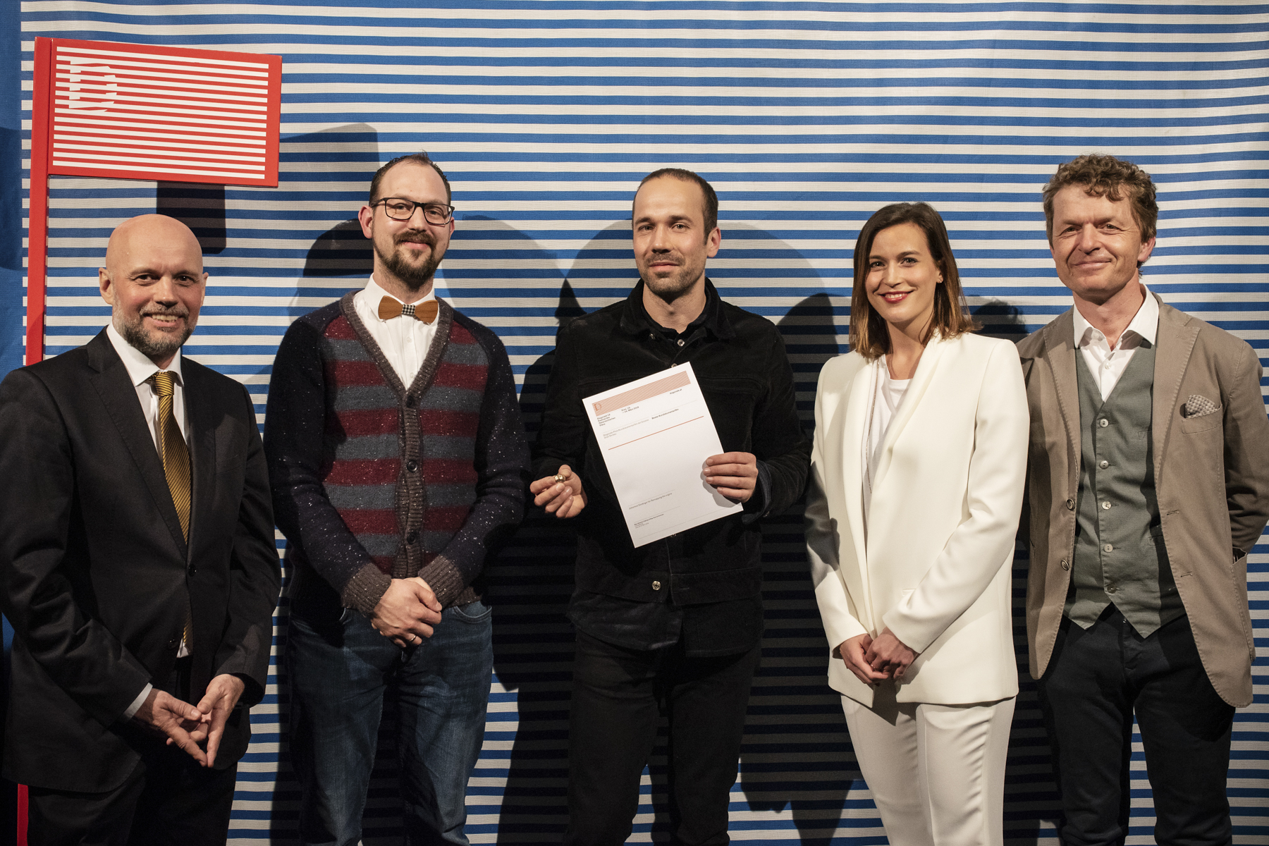 Foto: Miriam Raneburger Der Preisträger Johannes Gierlinger (mitte) mit der Jury und Johannes Rauchenberger, Leiter des Kulturzentrums bei den Minoriten