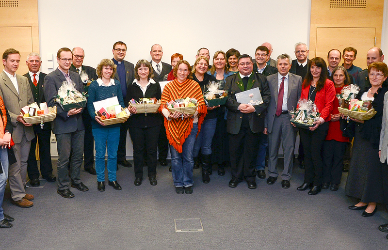 Für ihr Engagement für nachhaltiges Einkaufen wurden sechs Pfarren von Generalvikar Heinrich Schnuderl geehrt. / Foto: Christina Plankensteiner/Sonntagsblatt