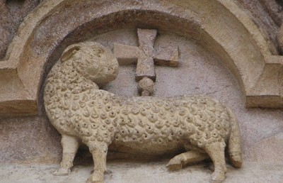 Das Lamm Gottes in einer Kirche in Jak (Ungarn).