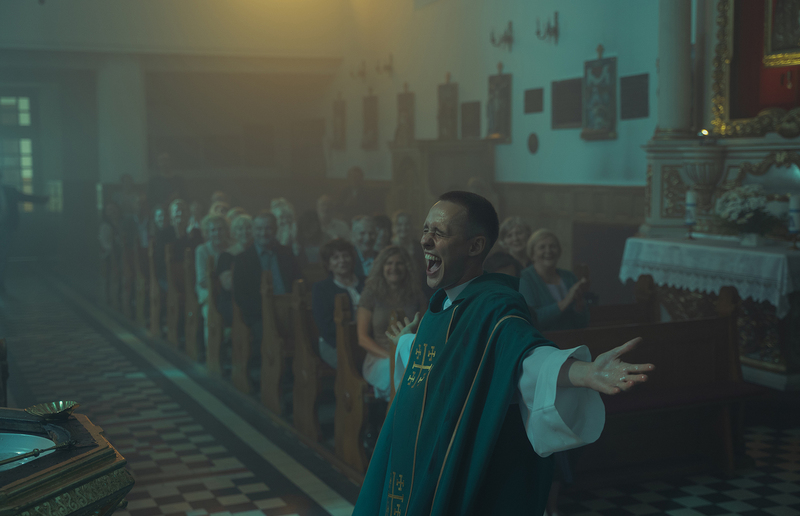 Stadtkino Filmverleih 'Sünder. Prediger. Ein Geheimnis.' - Die Geschichte Daniels führt den Kinobesuch in eine Welt voller Schuld, Moral und Spiritualität.