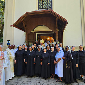 Die 'Dienerinnen Christi' und andere Ordensfrauen aus Graz mit den konzelebrierenden Priestern