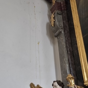 Vandalismus-Schaden an der Innenwand der Pfarrkirche Graz-Karlau durch Eierwürfe.