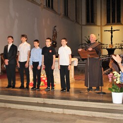 Junge Orgelschüler mit Dr. Paech und P. Mag. Josef Höller