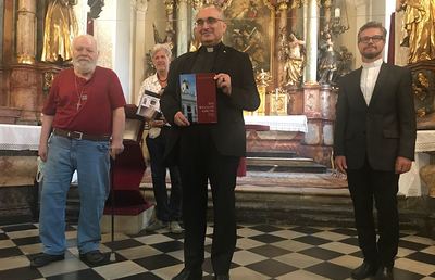 Bucautor Pergler, Verleger Strahalm, Bischof Wilhelm und Priester Kölbl in der Welschen Kirche