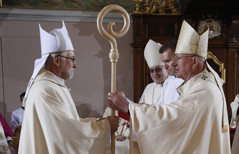 Erzbischof Lackner überreicht dem neuen Kärntner Bischof Josef Marketz den Bischofsstab. Der Knauf des Stabs hat zwölf Einkerbungen, die auf die zwölf Apostel hinweisen sollen.