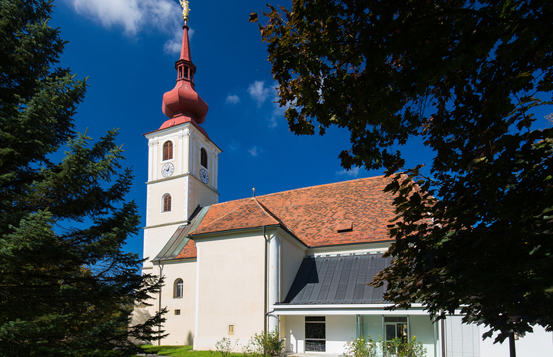 Die dem Heiligen Petrus geweihte Pfarrkirche wurde 1995-1997 renoviert und erweitert.