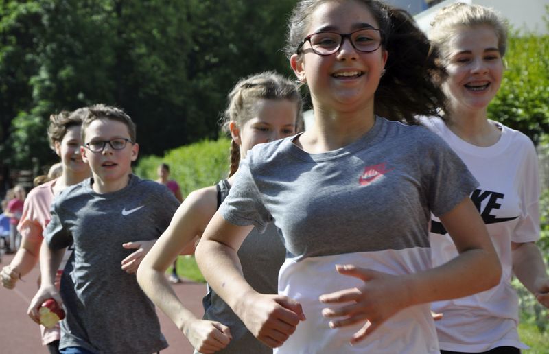 SchülerInnen beim Laufwunder im Bischöflichen Gymnasium / Foto: Caritas
