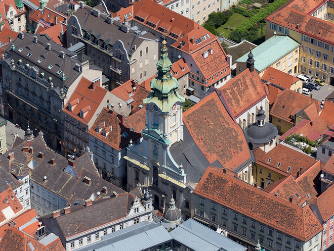 Die Stadtpfarrkirche in Graz ist ein Ort der Begegnung mit Gott und den Menschen, der mitten im Herzen der Stadt eine Brücke zwischen Glaube und Kultur schlägt. 