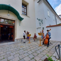 Musikalische Darbietung vor der Antoniuskirche