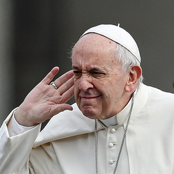 Papst Franziskus hält die Hand hinter sein rechtes Ohr während der Generalaudienz auf dem Petersplatz im Vatikan am 28. März 2018.