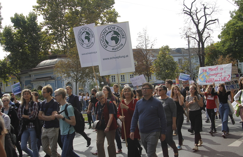 Foto: Sonntagsblatt, Florian Heckel Streiken für die Umwelt: Die Plattform Religions for Future bei einem Klimaprotest von Fridays for Future im September 2019 in Graz.