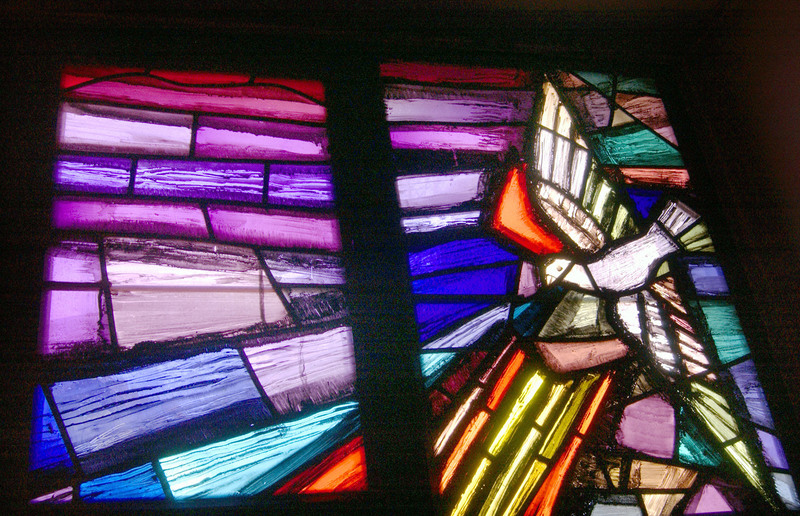 Friedenstaube in einem Kirchenfenster  [ (c) www.BilderBox.com,Erwin Wodicka,Siedlerzeile 3,A4062 Thening,Tel.+43 676 5103 678. 