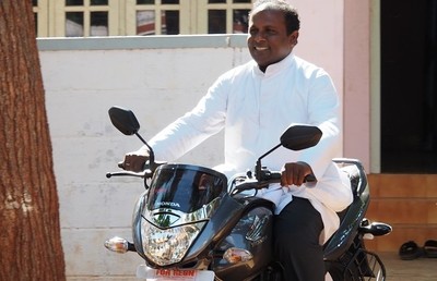 Die Priester von Tamil Nadu sind keine Motorrad-Neulinge. Im Gegenteil: Die Zweiräder sind für ihren Beruf unabdingbar.        