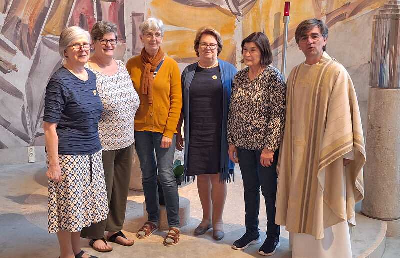 Vorstand der ARGE der diözesanen Berufsgemeinschaften der Pfarrhaushälterinnen / ÖAG/PHH privat v.l.: Emmi Schwarzbauer, Brigitte Robnik, Christine Gruber, Sigrid Seiser, Roswitha Schrittesser, MMag. Dr. Ernst Wageneder