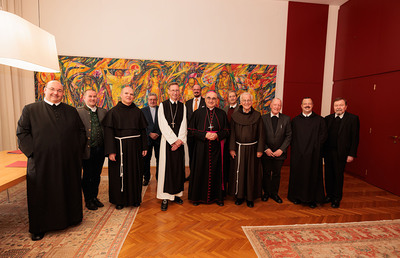 Priesterehrung 2023: C. Pecolt, J. Windisch, P. Farcas, H. Feischl, Abt P. Helm, Kanzler der Diözese J. Schlatzer, Diözesanbischof W. Krautwaschl, M. Keil, W. Hopfgartner, H. Rodosek, T. Stellwag-Carion, Generalvikar E. Linhardt