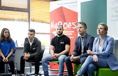 Bundesministerin Susanne Raab (r.) besuchte im Rahmen der „Fördern und Fordern“-Tour den Workshop „HEROES – Gegen Unterdrückung im Namen der Ehre“ in der Sportmittelschule in Graz.