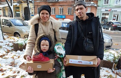 Regelmäßige Hilfstransporte versorgen die notleidende Bevölkerung in der Ukraine – vorwiegend Familien und ältere Personen – mit dringend benötigten Lebensmittelpaketen, warmer Kleidung sowie Feuerholz.