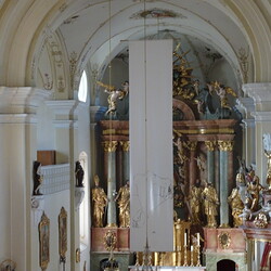 Für die Pfarre Arnfels gestaltete im Jahre 2007 der Maler und Künstler Gerald Brettschuh ein Fastentuch zum Thema „Der Mensch verneigt sich vor der Allmacht Gottes“.