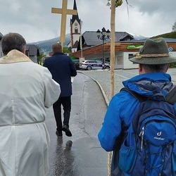 10 Pfarren machen eine Wallfahrt nach Mariapfarr im Lungau.